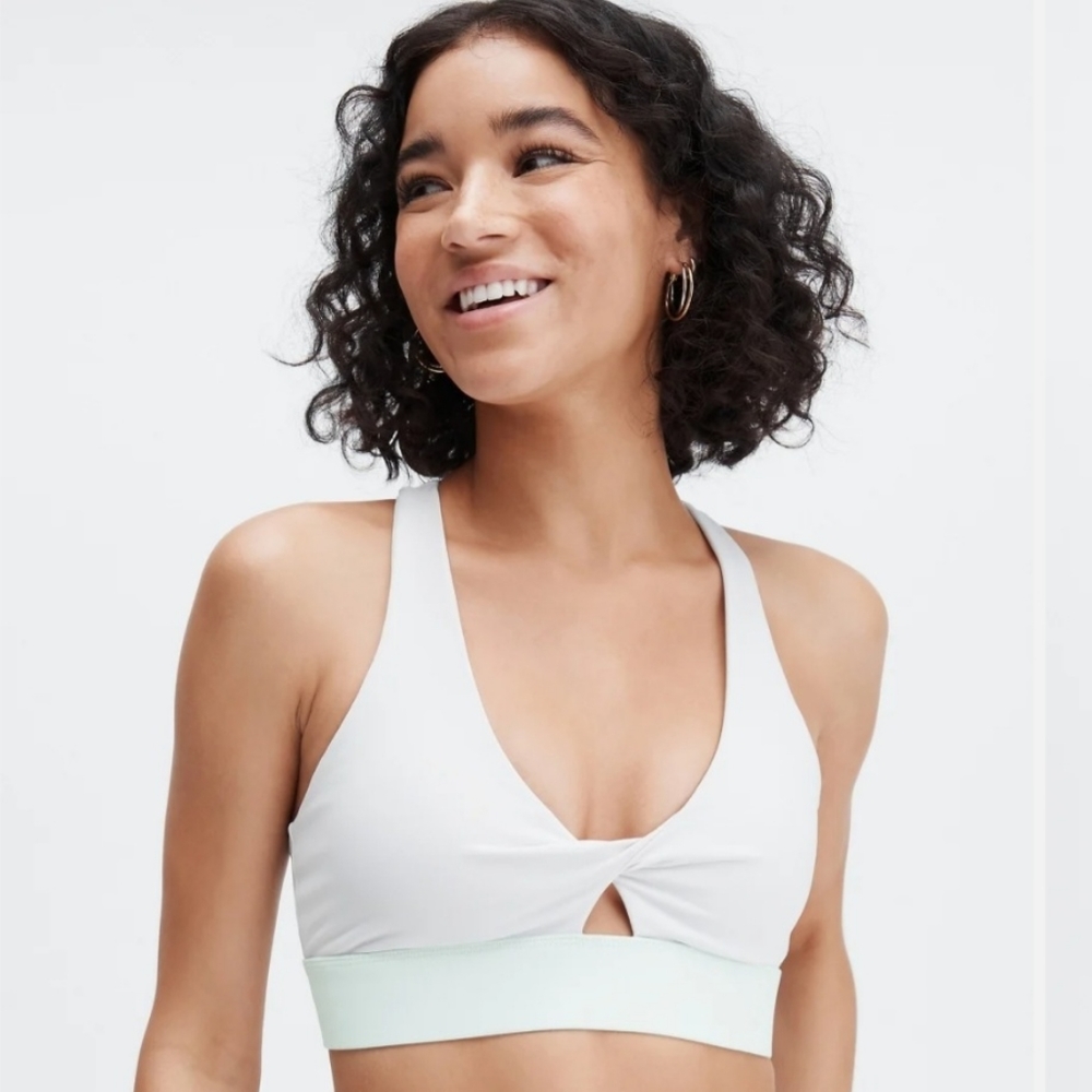 Fabletics Oasis Twist Front Sports Bra